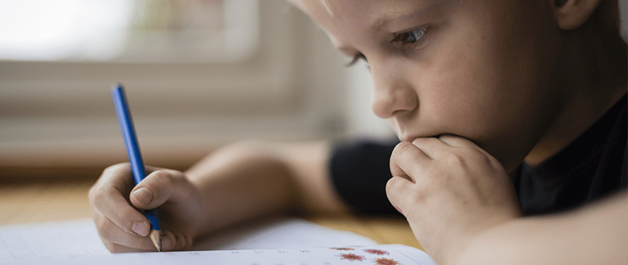 Enfant en train d'écrire